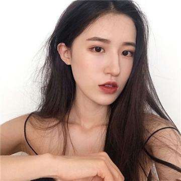 父亲手捧野花在考场外等孩子归来
